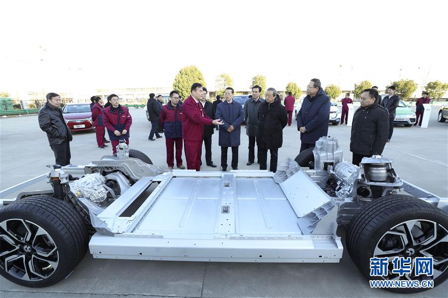 1月9日至10日，國(guó)務(wù)院副總理張高麗在安徽調(diào)研推動(dòng)長(zhǎng)江經(jīng)濟(jì)帶發(fā)展工作。這是1月9日，張高麗在江淮汽車股份有限公司了解企業(yè)生產(chǎn)經(jīng)營(yíng)和參與國(guó)際產(chǎn)能合作情況。新華社記者 龐興雷 攝