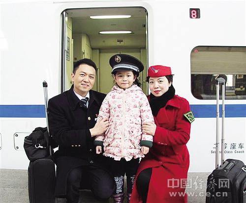 陳剛（左）、肖三英以及女兒陳昱彤的合照。經濟日報-中國經濟網記者 王軼辰攝