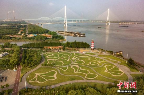 8月9日，航拍南京魚嘴濕地公園，旁邊就是南京第三長江大橋。 <a target='_blank' >中新社</a>記者 泱波 攝