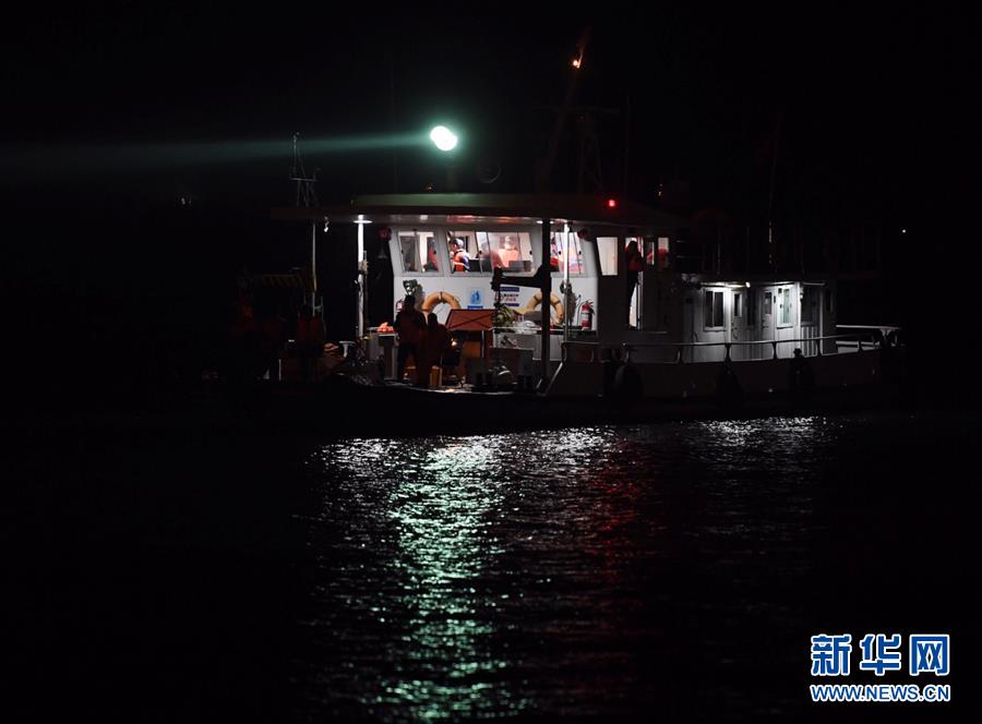 （重慶公交車墜江事故·圖文互動）（2）夜幕降臨，重慶萬州公交客車墜江事故救援工作仍在進行中