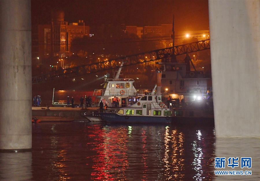 （重慶公交車墜江事故·圖文互動）（3）夜幕降臨，重慶萬州公交客車墜江事故救援工作仍在進行中