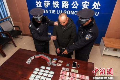 資料圖：一犯罪嫌疑人對拉薩鐵路警方查獲的火車票進行指認?！『鷤黯?攝