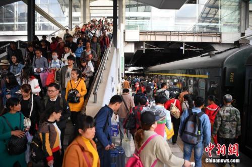資料圖：2018年3月12日，旅客在昆明火車站進站乘車。<a target='_blank' ><p  align=