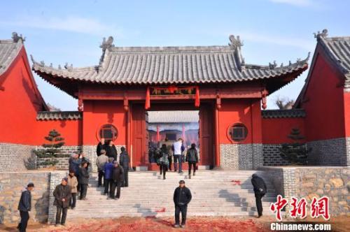 資料圖：元旦小長(zhǎng)假期間，威海南海新區(qū)云龍山上舉辦新年廟會(huì)。　劉昌勇 攝