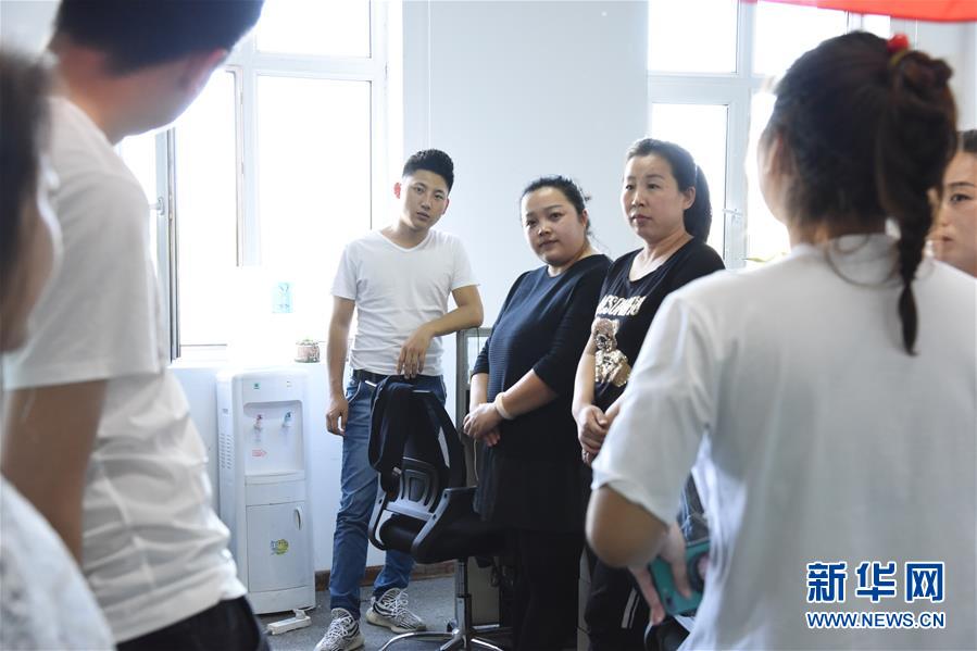 （在習(xí)近平新時(shí)代中國特色社會(huì)主義思想指引下——新時(shí)代新作為新篇章·圖文互動(dòng)）（1）生長在“云”上的“小鎮(zhèn)青年”——東北偏遠(yuǎn)小城發(fā)展新興產(chǎn)業(yè)吸引年輕人回流