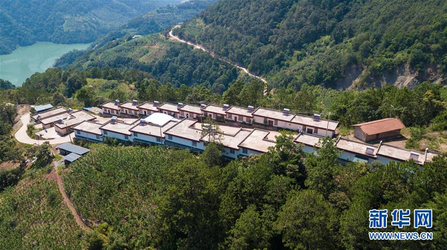（在習近平新時代中國特色社會主義思想指引下——新時代新作為新篇章·總書記關心的百姓身邊事·圖文互動）（1）“四好農村路”：通向幸福，通向遠方