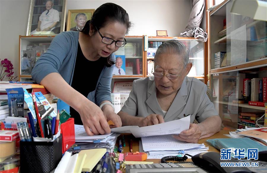 （愛國者 奮斗情·圖文互動）（4）用醫(yī)術和道德守護“光明”——全國道德模范99歲眼科專家張效房的人生軌跡 