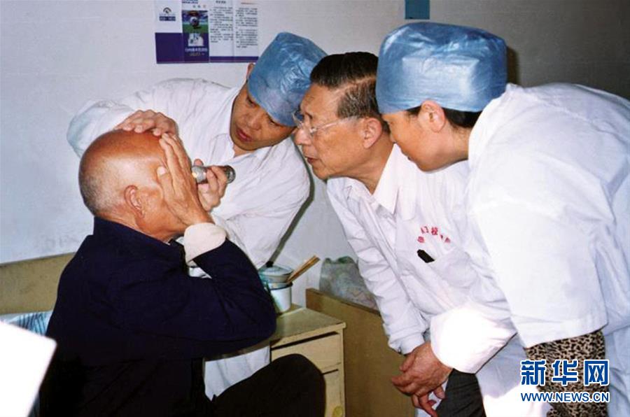 （愛國者 奮斗情·圖文互動）（7）用醫(yī)術和道德守護“光明”——全國道德模范99歲眼科專家張效房的人生軌跡 