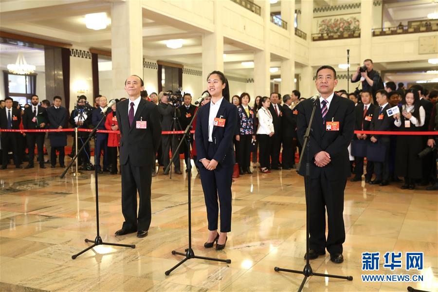 （兩會(huì)·面對(duì)面）（10）全國人大代表接受采訪