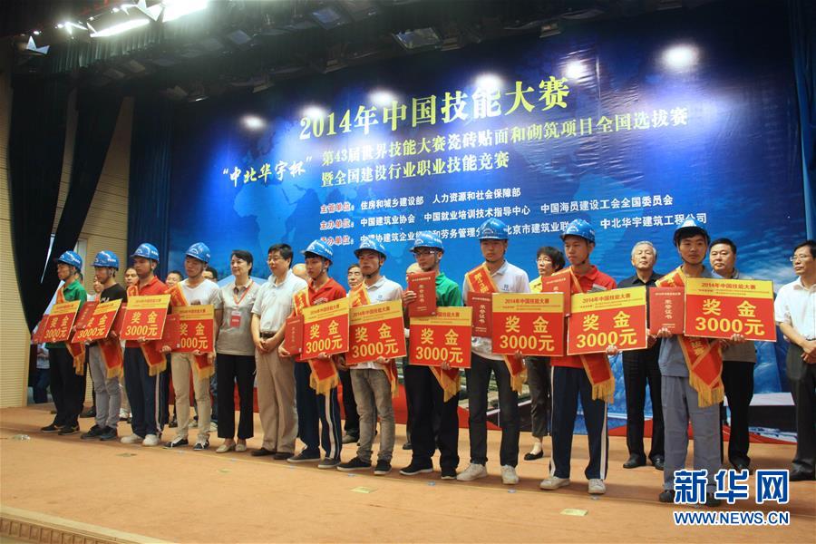 （新華全媒頭條·兩會特別報(bào)道·圖文互動）（8）向著夢想的接力——“90歲”與“95后”代表的“對話”