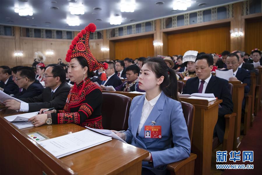 （新華全媒頭條·兩會特別報(bào)道·圖文互動）（11）向著夢想的接力——“90歲”與“95后”代表的“對話”