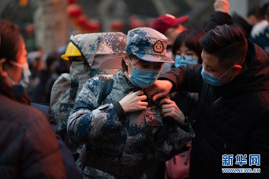 （新型肺炎疫情防控·圖文互動）（1）除夕夜，他們這樣出征——空軍軍醫(yī)大學醫(yī)療隊出征武漢疫區(qū)見聞