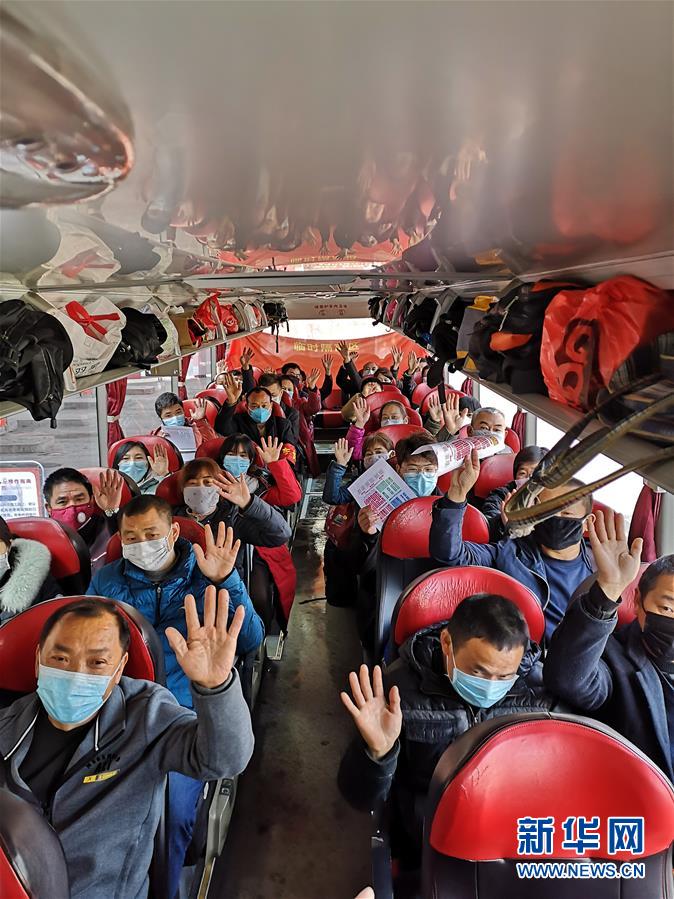 （做好六穩工作 應對復雜局面·圖文互動）（1）四川：“點對點、一站式”送農民工安全返崗
