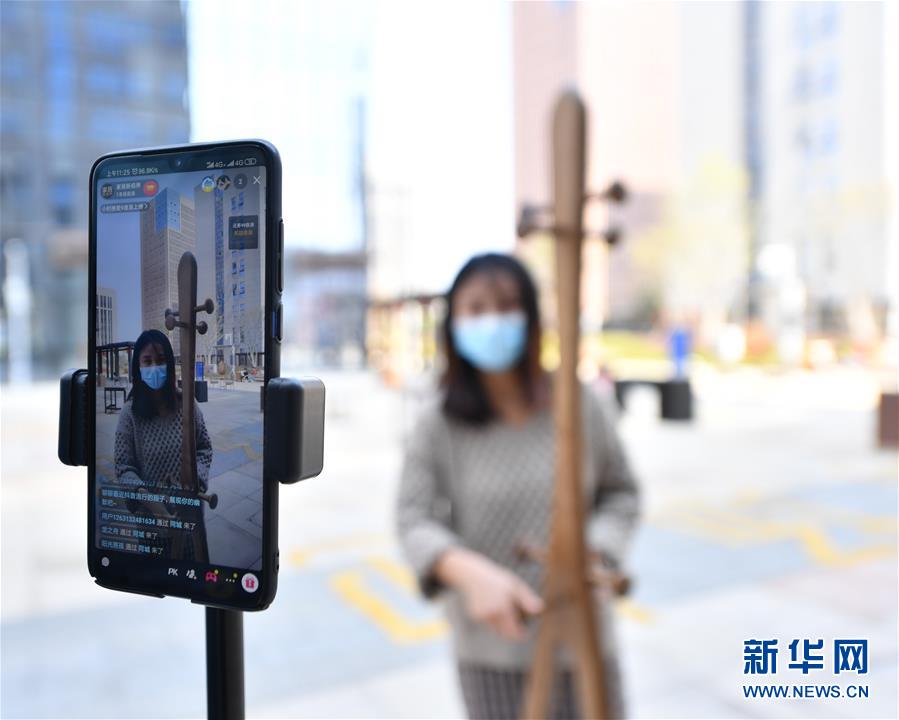（圖文互動）（1）展會變直播 員工變網紅——千億元家具產業(yè)別樣復工復產路