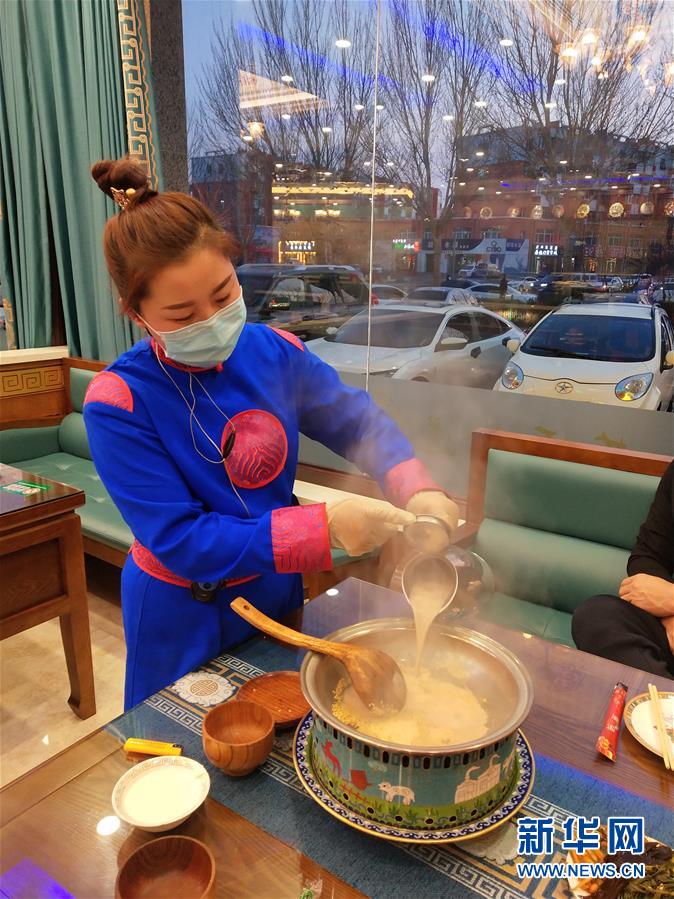 （圖文互動）（2）特寫：限人數、分餐吃、用公筷——偏遠小城“吃飯”見聞