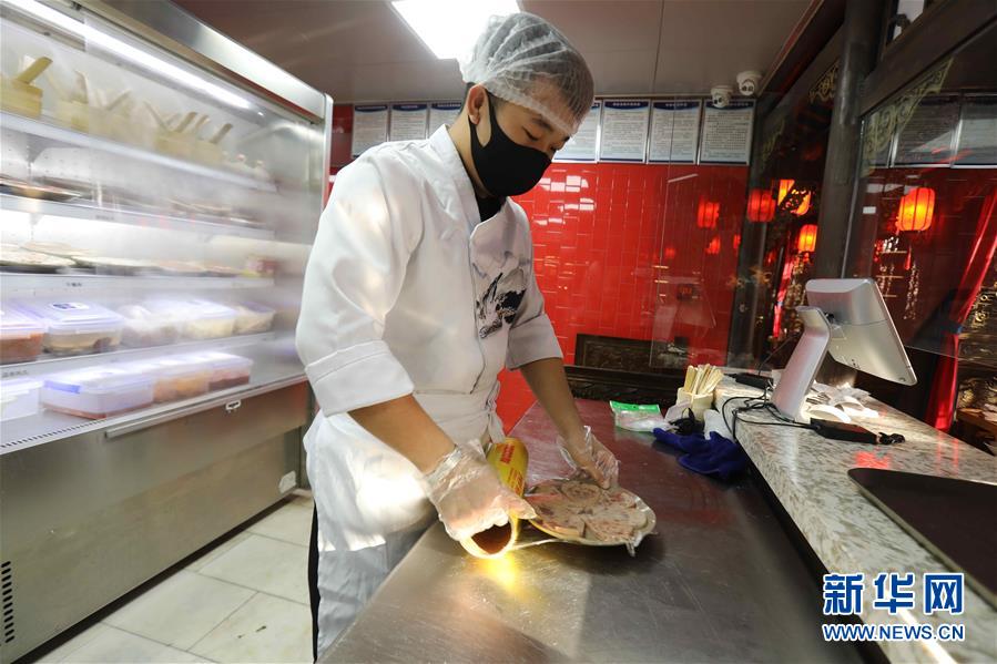 （圖文互動）（4）特寫：限人數、分餐吃、用公筷——偏遠小城“吃飯”見聞