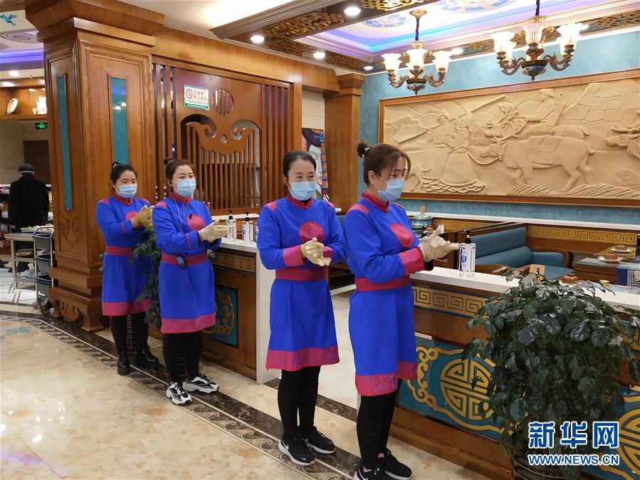 （圖文互動）（6）特寫：限人數、分餐吃、用公筷——偏遠小城“吃飯”見聞