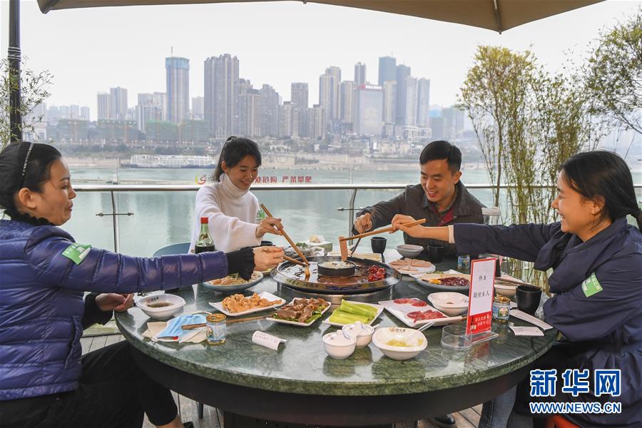 （聚焦復(fù)工復(fù)產(chǎn)·圖文互動）（3）重慶兩江又飄火鍋香