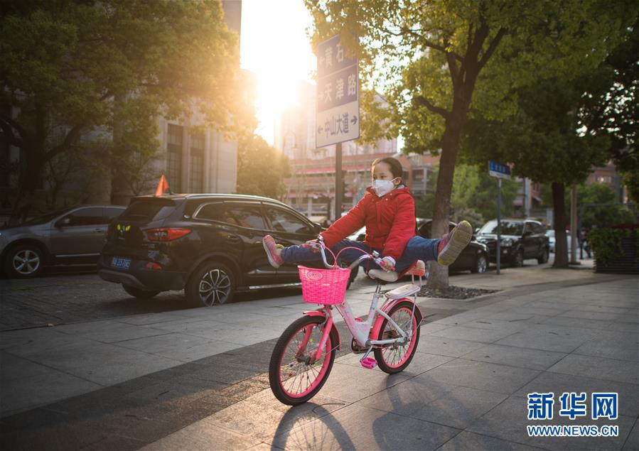 （在習(xí)近平新時(shí)代中國(guó)特色社會(huì)主義思想指引下——新時(shí)代新作為新篇章·習(xí)近平總書(shū)記關(guān)切事·圖文互動(dòng)）（1）疫情防控不減壓　復(fù)工復(fù)產(chǎn)正加速——武漢“解封”滿(mǎn)月觀察