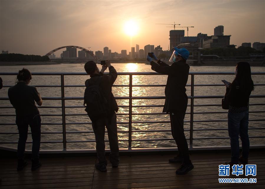 （在習(xí)近平新時(shí)代中國(guó)特色社會(huì)主義思想指引下——新時(shí)代新作為新篇章·習(xí)近平總書(shū)記關(guān)切事·圖文互動(dòng)）（9）疫情防控不減壓　復(fù)工復(fù)產(chǎn)正加速——武漢“解封”滿(mǎn)月觀察