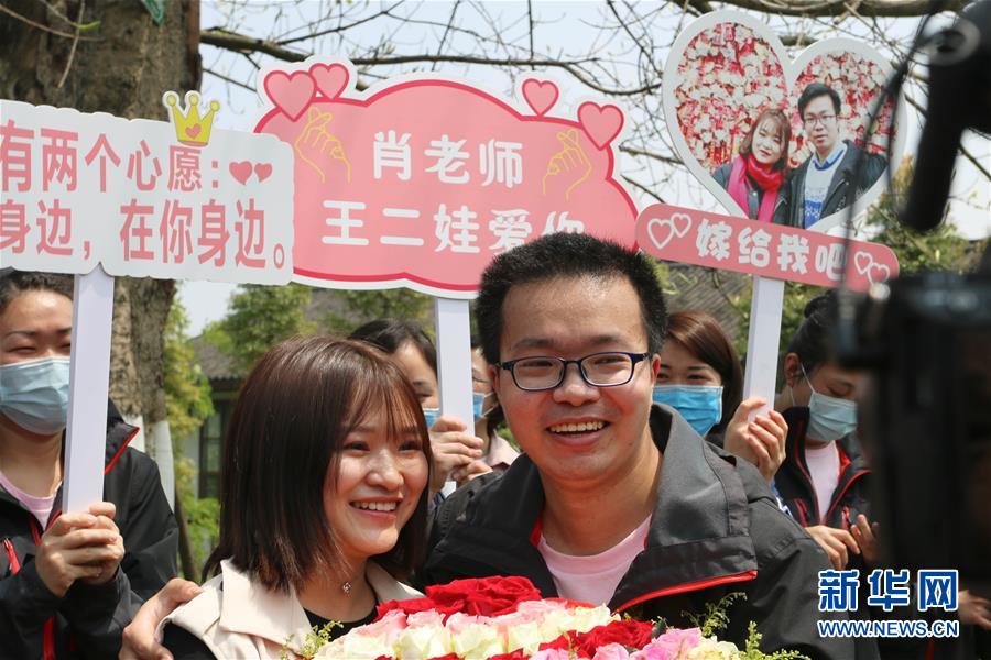 （新華全媒頭條·圖文互動(dòng)）（12）“我看不見(jiàn)你的樣子，但我知道你是誰(shuí)”——寫(xiě)在國(guó)際護(hù)士節(jié)來(lái)臨之際