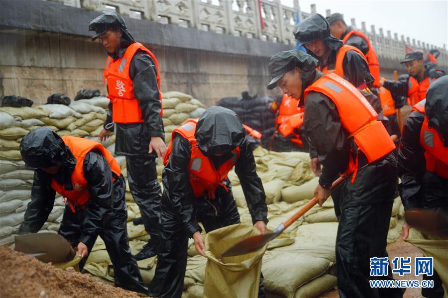 （防汛抗洪·圖文互動）（1）洪水不退，子弟兵誓死不退——解放軍和武警部隊(duì)官兵參與洪澇災(zāi)害搶險救援記事