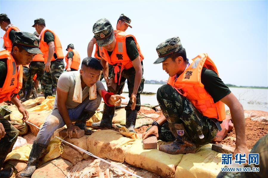 （防汛抗洪·圖文互動）（2）洪水不退，子弟兵誓死不退——解放軍和武警部隊(duì)官兵參與洪澇災(zāi)害搶險救援記事