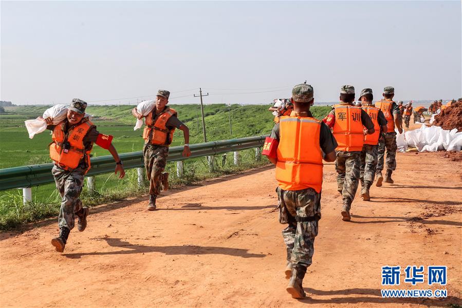 （防汛抗洪·圖文互動）（5）洪水不退，子弟兵誓死不退——解放軍和武警部隊(duì)官兵參與洪澇災(zāi)害搶險救援記事