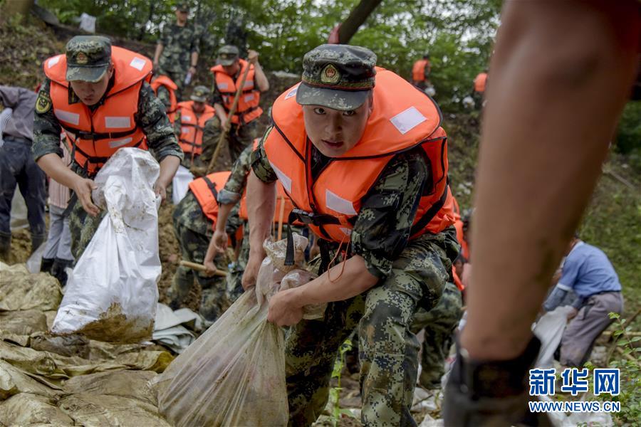 （防汛抗洪·圖文互動）（6）洪水不退，子弟兵誓死不退——解放軍和武警部隊(duì)官兵參與洪澇災(zāi)害搶險救援記事