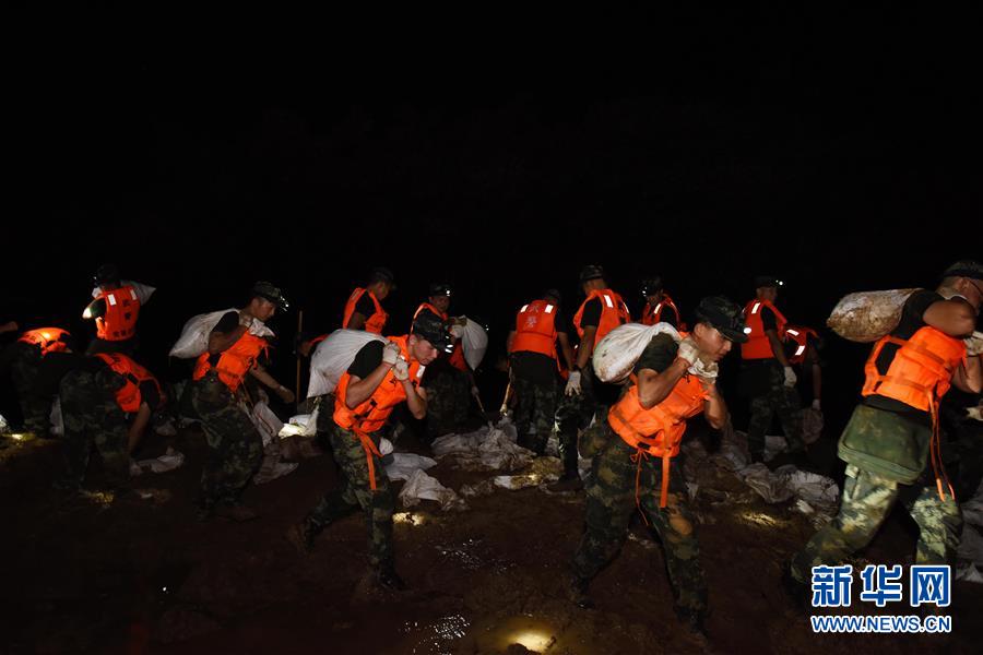 （防汛抗洪·圖文互動）（7）洪水不退，子弟兵誓死不退——解放軍和武警部隊(duì)官兵參與洪澇災(zāi)害搶險救援記事