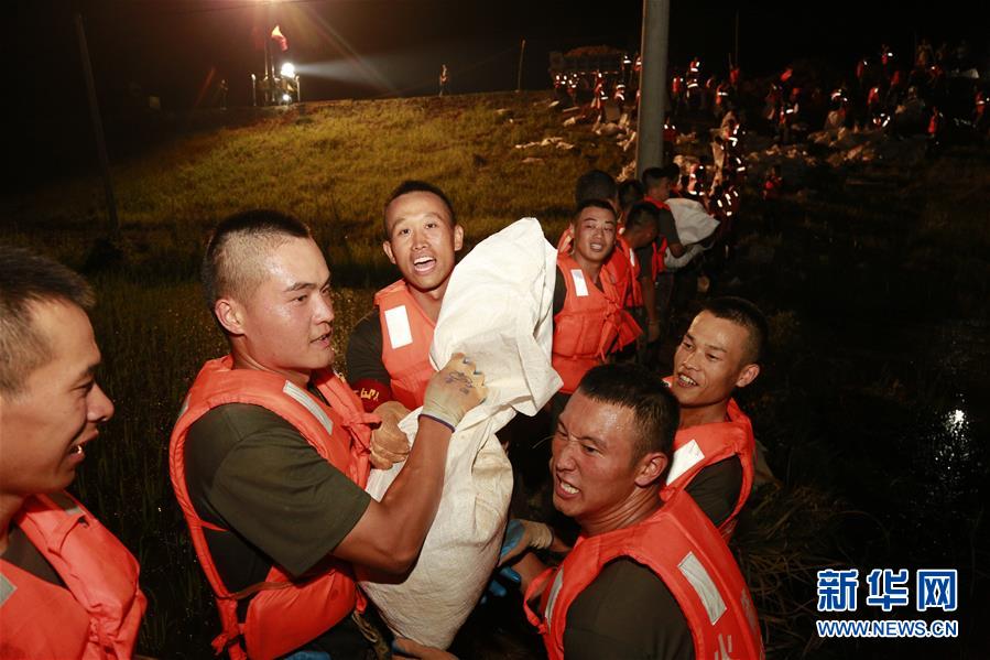 （防汛抗洪·圖文互動）（8）洪水不退，子弟兵誓死不退——解放軍和武警部隊(duì)官兵參與洪澇災(zāi)害搶險救援記事