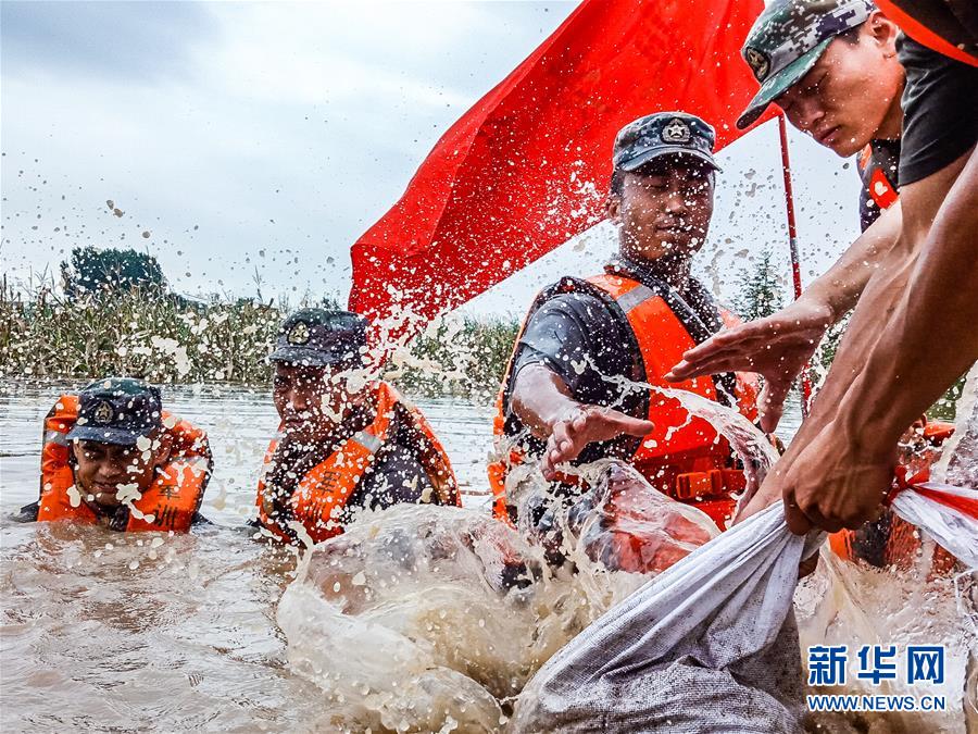 （防汛抗洪·圖文互動）（9）洪水不退，子弟兵誓死不退——解放軍和武警部隊(duì)官兵參與洪澇災(zāi)害搶險救援記事