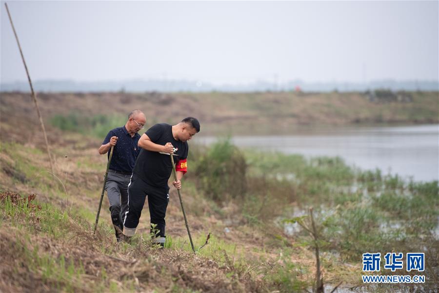 （防汛抗洪·圖文互動）（1）在大堤上成長，為人民守護——洪水中的青年“生力軍”