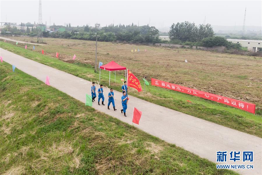 （防汛抗洪·圖文互動）（7）在大堤上成長，為人民守護——洪水中的青年“生力軍”