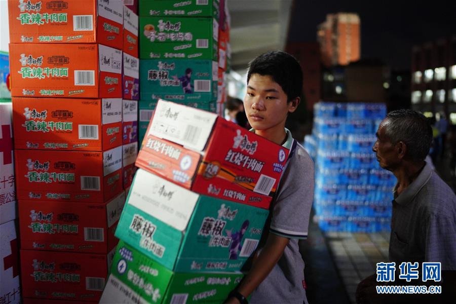 （在習(xí)近平新時代中國特色社會主義思想指引下——新時代新作為新篇章·習(xí)近平總書記關(guān)切事·圖文互動）（2）遮風雨 送安穩(wěn)——受災(zāi)群眾轉(zhuǎn)移安置中的暖心故事