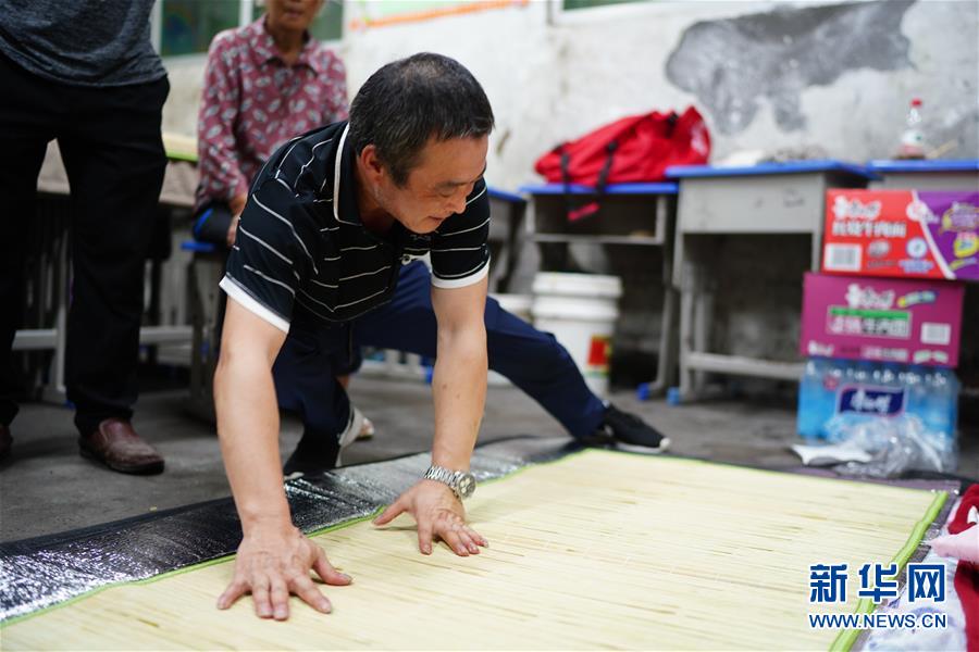 （在習(xí)近平新時代中國特色社會主義思想指引下——新時代新作為新篇章·習(xí)近平總書記關(guān)切事·圖文互動）（4）遮風雨 送安穩(wěn)——受災(zāi)群眾轉(zhuǎn)移安置中的暖心故事