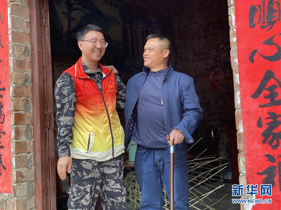 （在習(xí)近平新時(shí)代中國特色社會主義思想指引下——新時(shí)代新作為新篇章·習(xí)近平總書記關(guān)切事·圖文互動）（4）青春做伴，西部放歌——走近扎根西部建設(shè)邊疆的大學(xué)生們