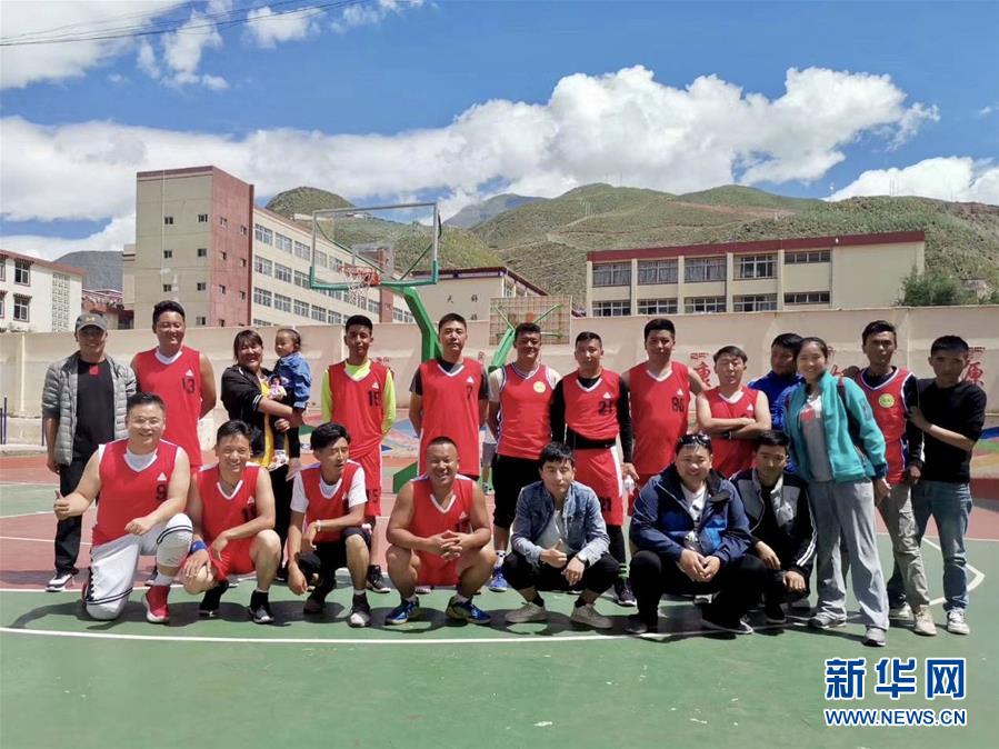 （在習(xí)近平新時(shí)代中國特色社會主義思想指引下——新時(shí)代新作為新篇章·習(xí)近平總書記關(guān)切事·圖文互動）（2）青春做伴，西部放歌——走近扎根西部建設(shè)邊疆的大學(xué)生們