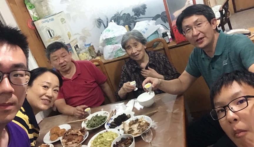 10月1日，留學生李天力（左一）在老家淄博的親戚家中與親人一起吃晚飯，共度中秋