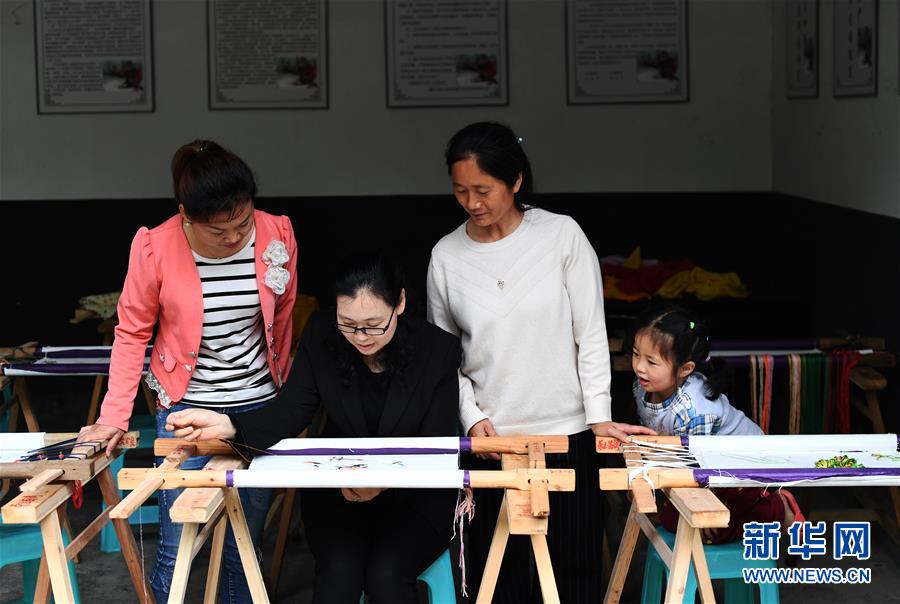 （兩會(huì)人物·圖文互動(dòng)）（1）帶娃、賺錢兩不誤——一位農(nóng)民工代表眼中的脫貧新工作