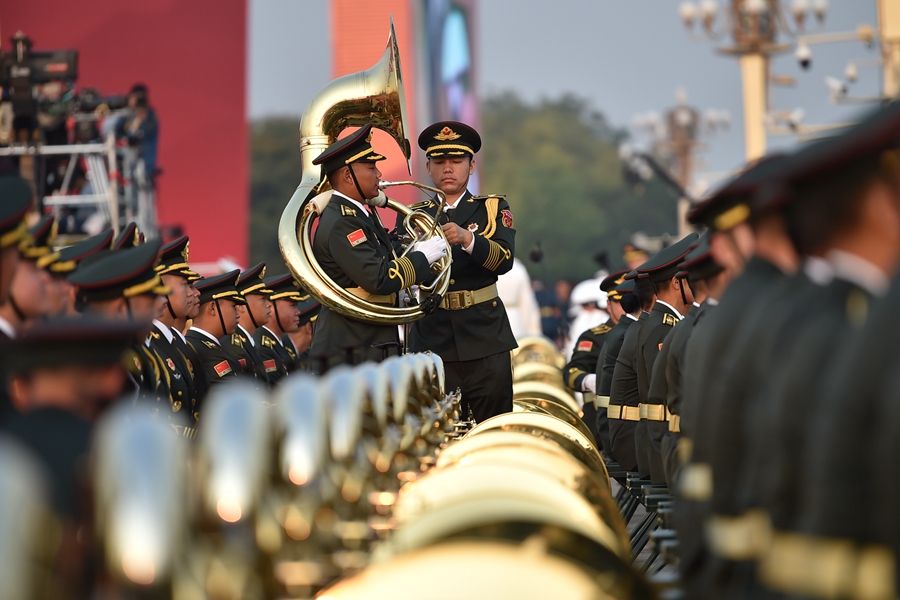 解放軍聯(lián)合軍樂團(tuán)在廣場就位后進(jìn)行準(zhǔn)備工作和試奏。據(jù)了解，解放軍聯(lián)合軍樂團(tuán)此次演奏是從開國大典至今歷次閱兵以來演奏曲目最多的一次，不少曲目是為此次閱兵量身打造的全新作品，此次也是歷次女演奏員最多的一次。