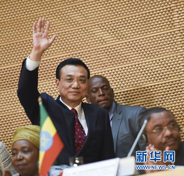 5月5日，中國(guó)國(guó)務(wù)院總理李克強(qiáng)在位于亞的斯亞貝巴的非洲聯(lián)盟總部發(fā)表題為《開(kāi)創(chuàng)中非合作更加美好的未來(lái)》的演講。這是李克強(qiáng)步入會(huì)場(chǎng)時(shí)向聽(tīng)眾揮手致意。新華社記者 李學(xué)仁 攝 