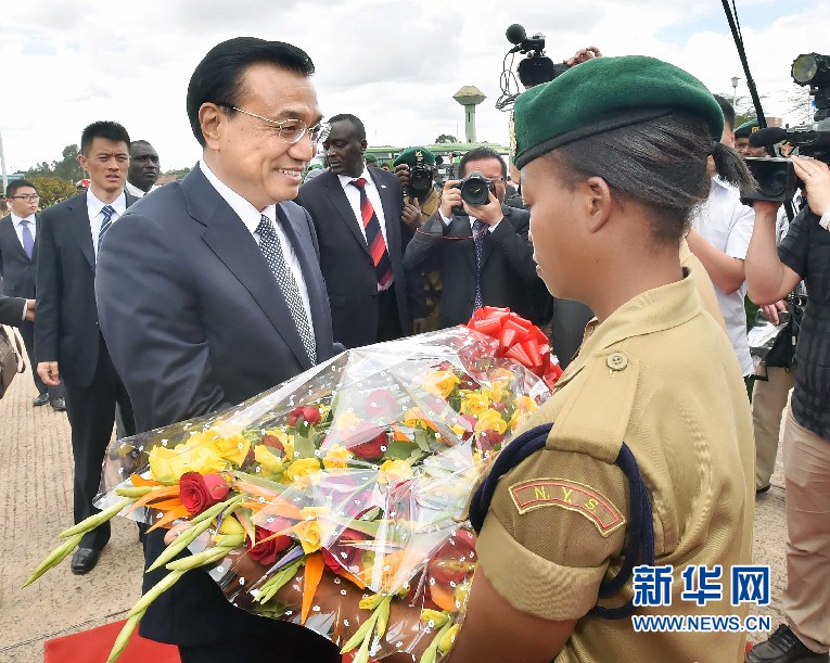 5月11日，中國(guó)國(guó)務(wù)院總理李克強(qiáng)參觀肯尼亞國(guó)家青年服務(wù)隊(duì)。這是服務(wù)隊(duì)隊(duì)員向李克強(qiáng)敬獻(xiàn)鮮花。 新華社記者 李濤 攝