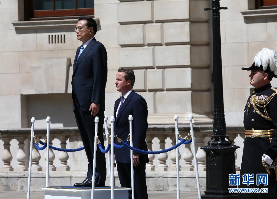 6月17日，中國國務(wù)院總理李克強在倫敦唐寧街10號首相府同英國首相卡梅倫舉行中英總理年度會晤。這是會晤前，卡梅倫為李克強舉行隆重的歡迎儀式。新華社記者 龐興雷 攝 