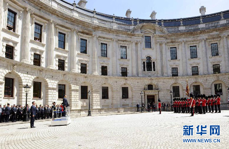 6月17日，中國國務(wù)院總理李克強在倫敦唐寧街10號首相府同英國首相卡梅倫舉行中英總理年度會晤。這是會晤前，卡梅倫為李克強舉行隆重的歡迎儀式。新華社記者 張鐸 攝 
