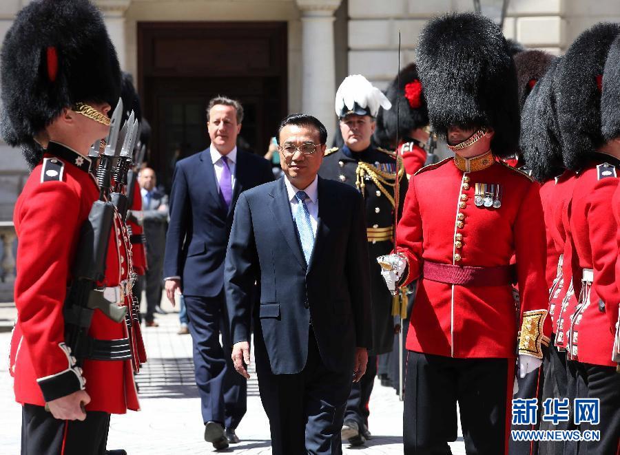 6月17日，中國國務(wù)院總理李克強在倫敦唐寧街10號首相府同英國首相卡梅倫舉行中英總理年度會晤。這是會晤前，卡梅倫為李克強舉行隆重的歡迎儀式。新華社記者 龐興雷 攝  