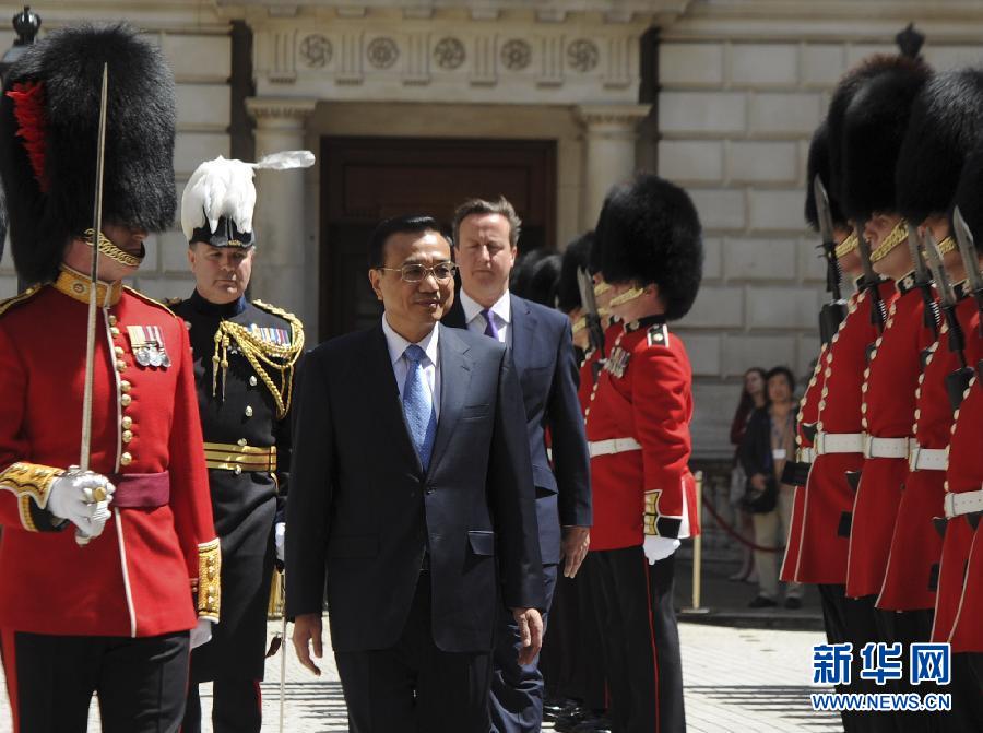 6月17日，中國國務(wù)院總理李克強在倫敦唐寧街10號首相府同英國首相卡梅倫舉行中英總理年度會晤。這是會晤前，卡梅倫為李克強舉行隆重的歡迎儀式。新華社記者 張鐸 攝  
