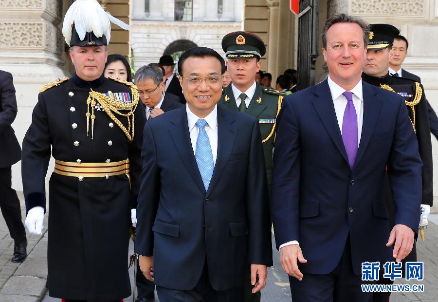 6月17日，中國國務(wù)院總理李克強在倫敦唐寧街10號首相府同英國首相卡梅倫舉行中英總理年度會晤。新華社記者 龐興雷 攝