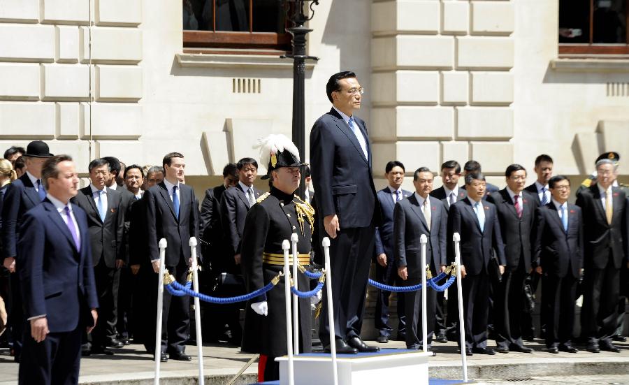 6月17日，中國國務(wù)院總理李克強在倫敦唐寧街10號首相府同英國首相卡梅倫舉行中英總理年度會晤。這是會晤前，卡梅倫為李克強舉行隆重的歡迎儀式。新華社記者 張鐸 攝 