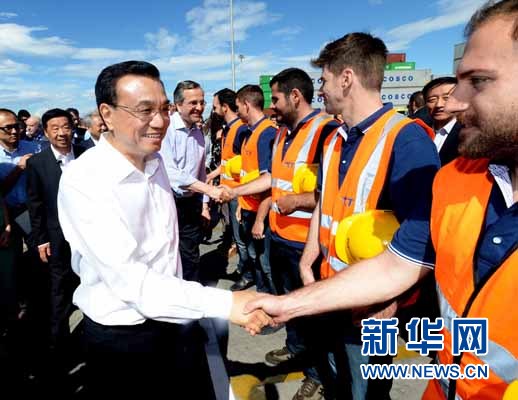 6月20日，國務(wù)院總理李克強(qiáng)與希臘總理薩馬拉斯共同考察中國遠(yuǎn)洋運(yùn)輸集團(tuán)比雷埃夫斯集裝箱碼頭。這是李克強(qiáng)和薩馬拉斯來到3號(hào)碼頭，同碼頭工人親切交流。新華社記者 李濤 攝 